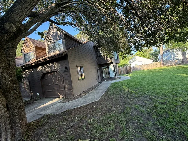 Building Photo - 8640 Roanoke Dr