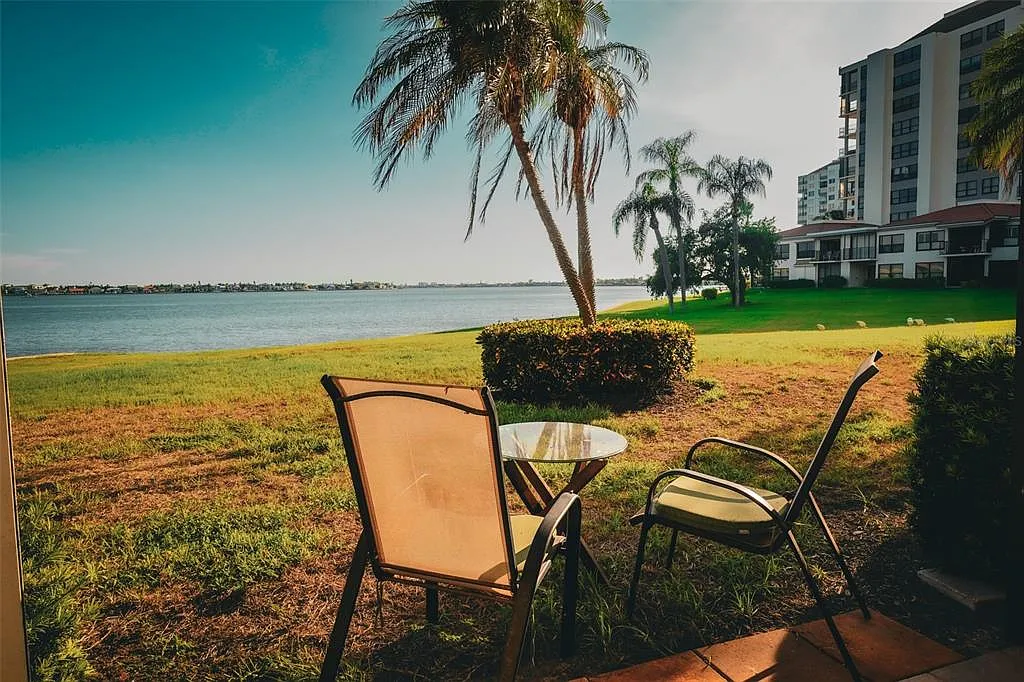 2 bed, 2.0 bath, 915 sqft, $2,400 — Photo 1