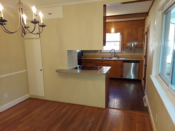 Easy to use complete kitchen next to the dining room!