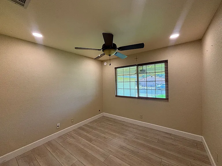 401 Klamath Dr — Photo 13