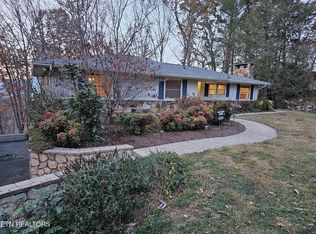 892 W Outer Dr, Oak Ridge, TN 37830