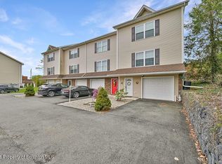 216 Parkedge Ln, Scranton, PA 18504