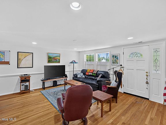5th image of 901 Cardinal Road