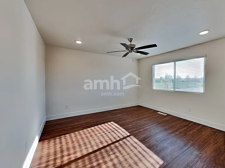 1029 N Barkvine Ave — Photo 8