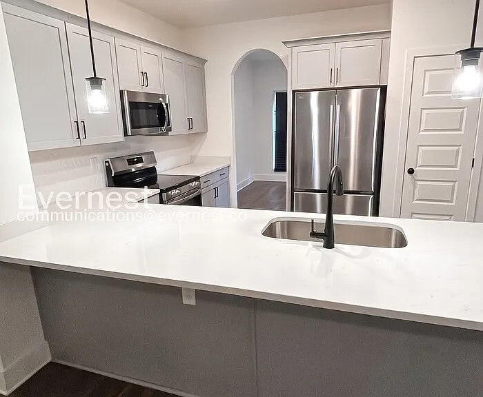 2433 E 17th St — Photo 4