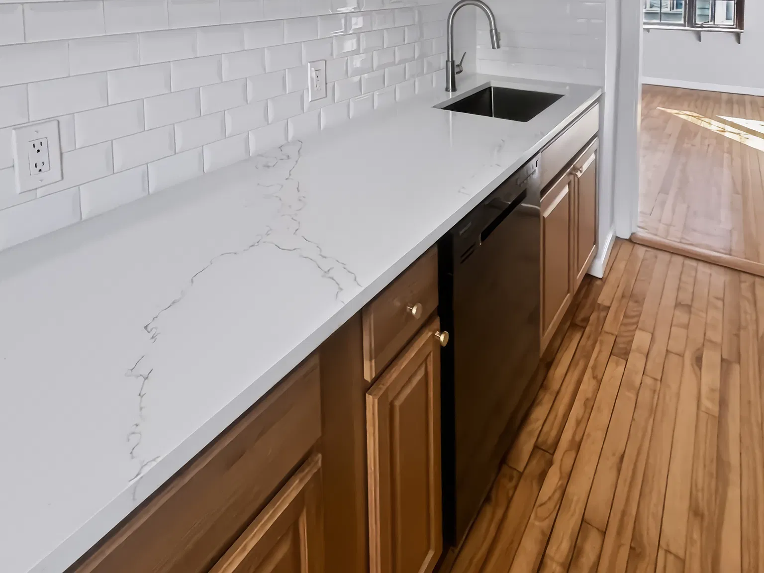 3 bed, 1000 sqft, $2,300 — Photo 1