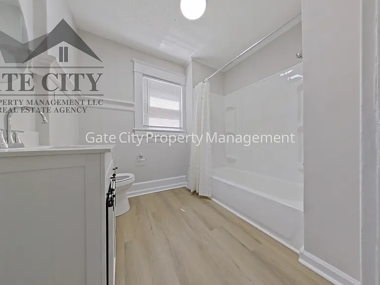 1105 Adams St — Photo 16