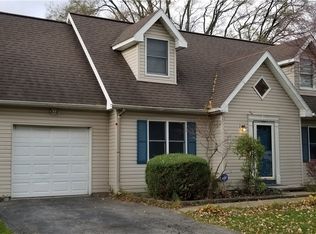 41 Honey Bunch Ln, Rochester, NY 14609