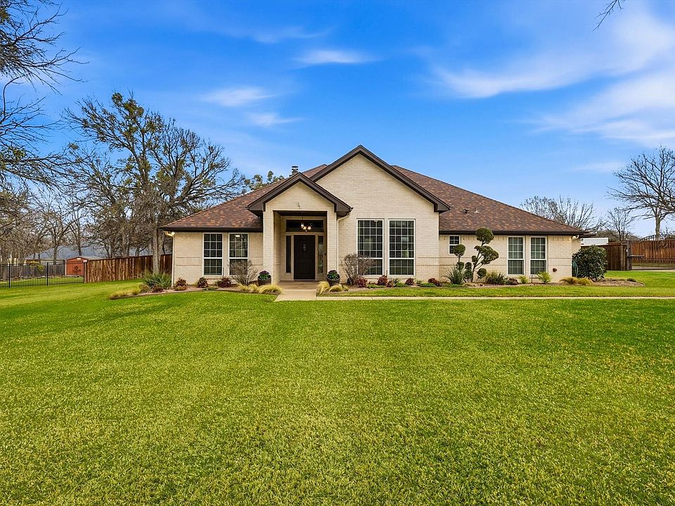 1st image of 312 Lakeside Oaks Cir