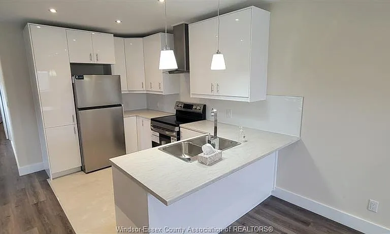 22 Robin Cres — Photo 2
