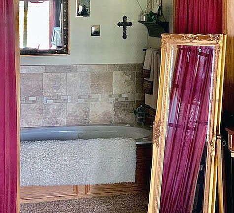 Master Bath (jacuzzi tub)