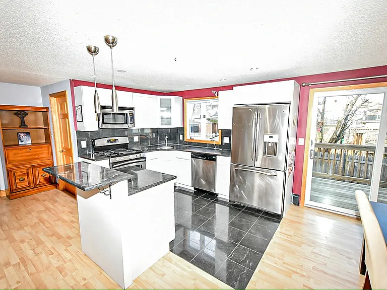 188 Middlesex Ave — Photo 6