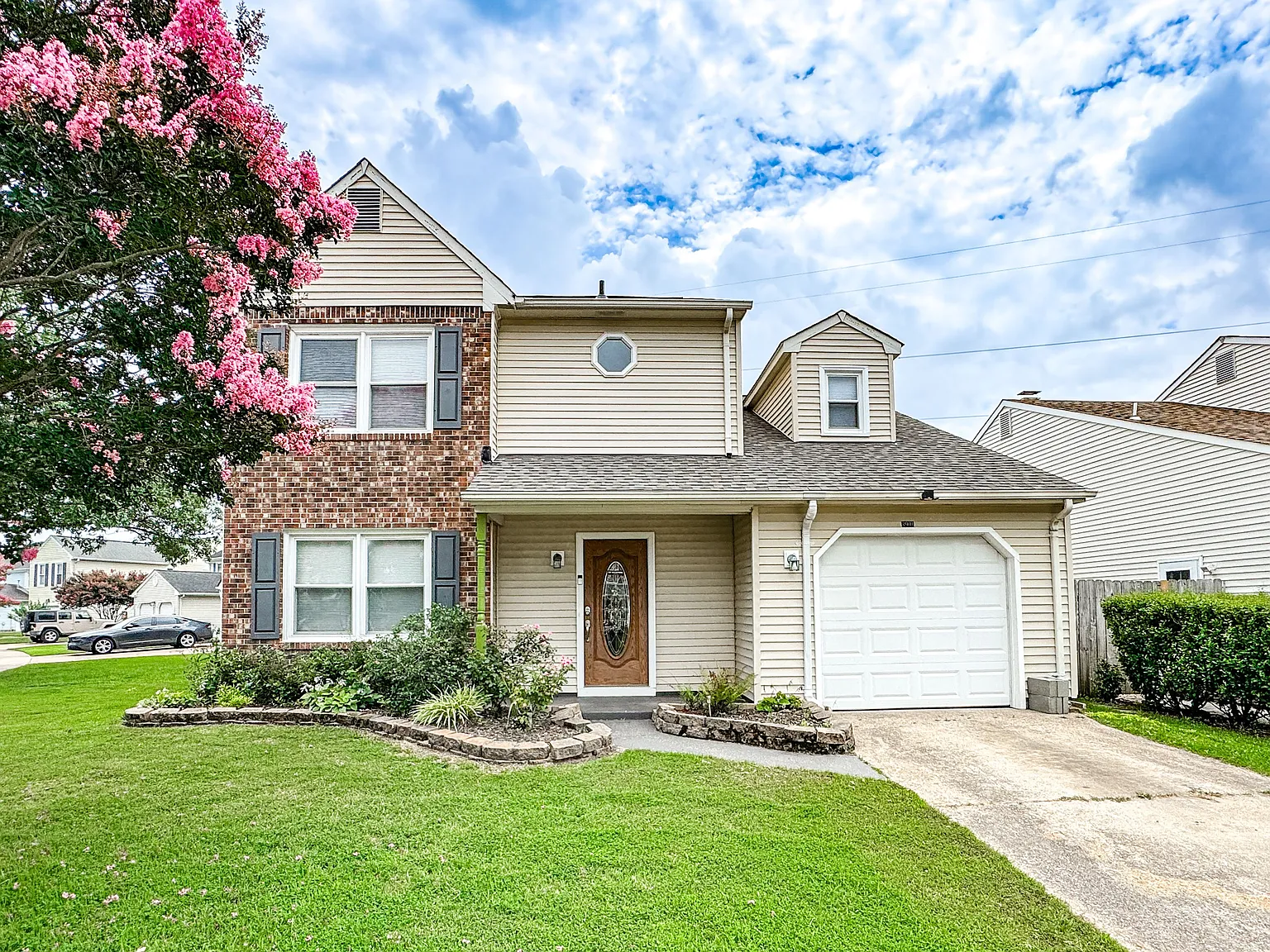 4 bed, 2.5 bath, 2005 sqft, $2,900 — Photo 1
