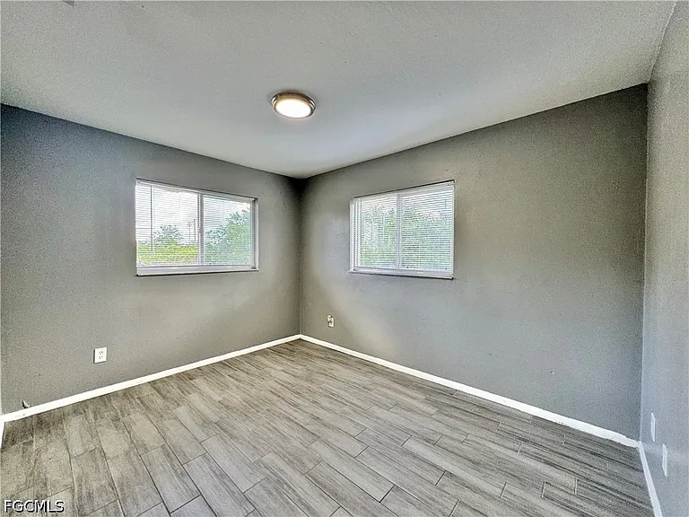 142 Harry Ave S — Photo 22