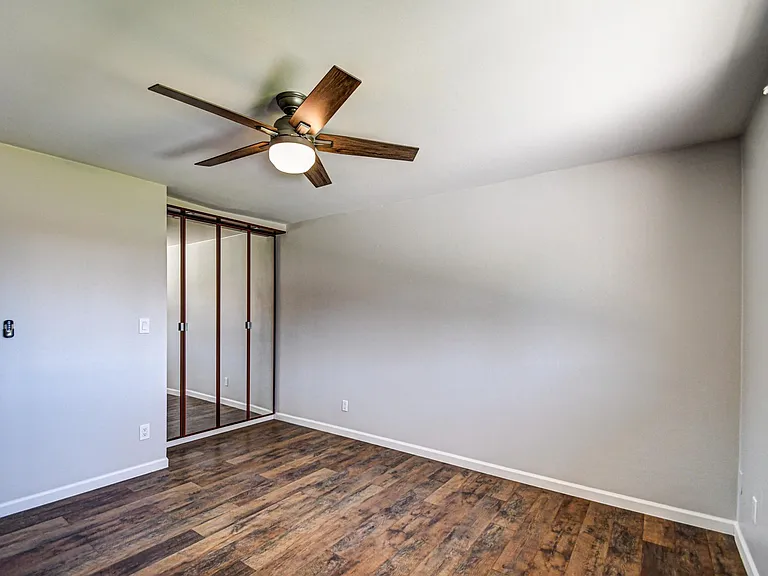 1039 E Geneva Dr — Photo 19