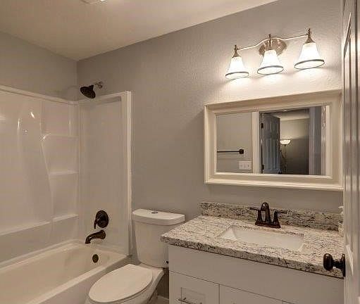 Fully remodeled Full Bath!>
