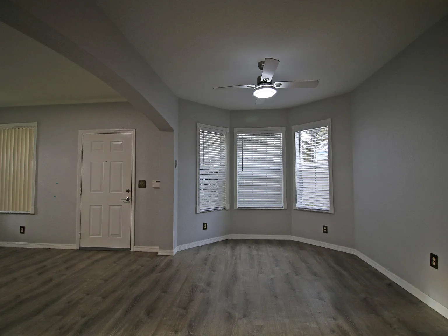 3 bed, 2.0 bath, 1467 sqft, $2,300 — Photo 3