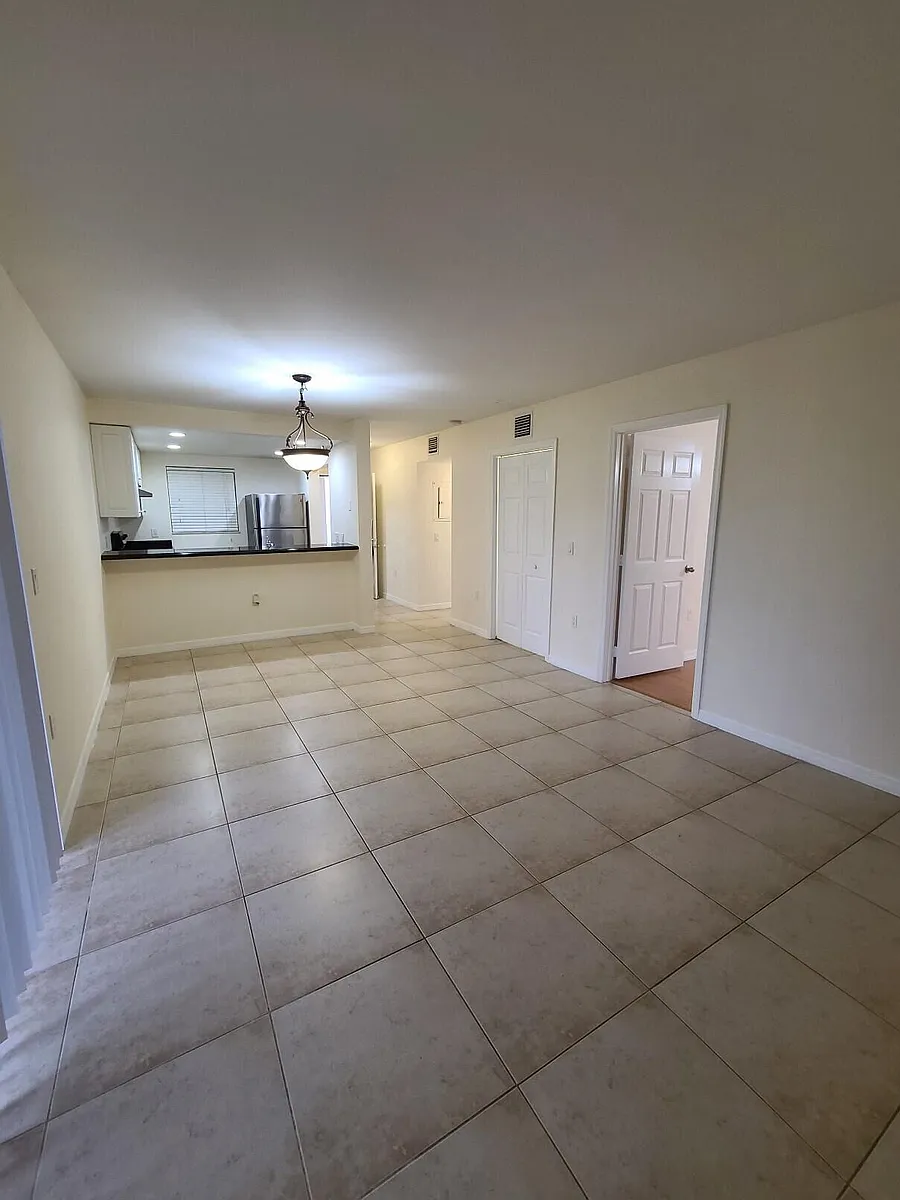 Building Photo - 1547 Lake Crystal Dr #A