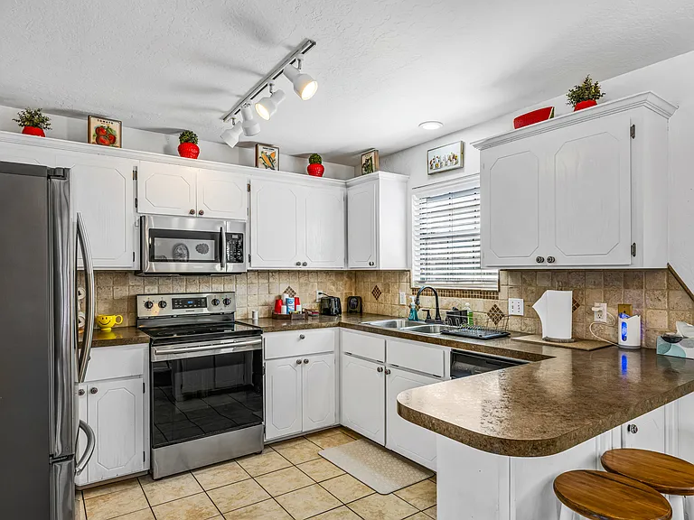 706 NW Micklegate Blvd — Photo 8