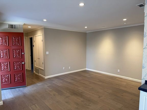 5th image of 723 W Fremont Ave