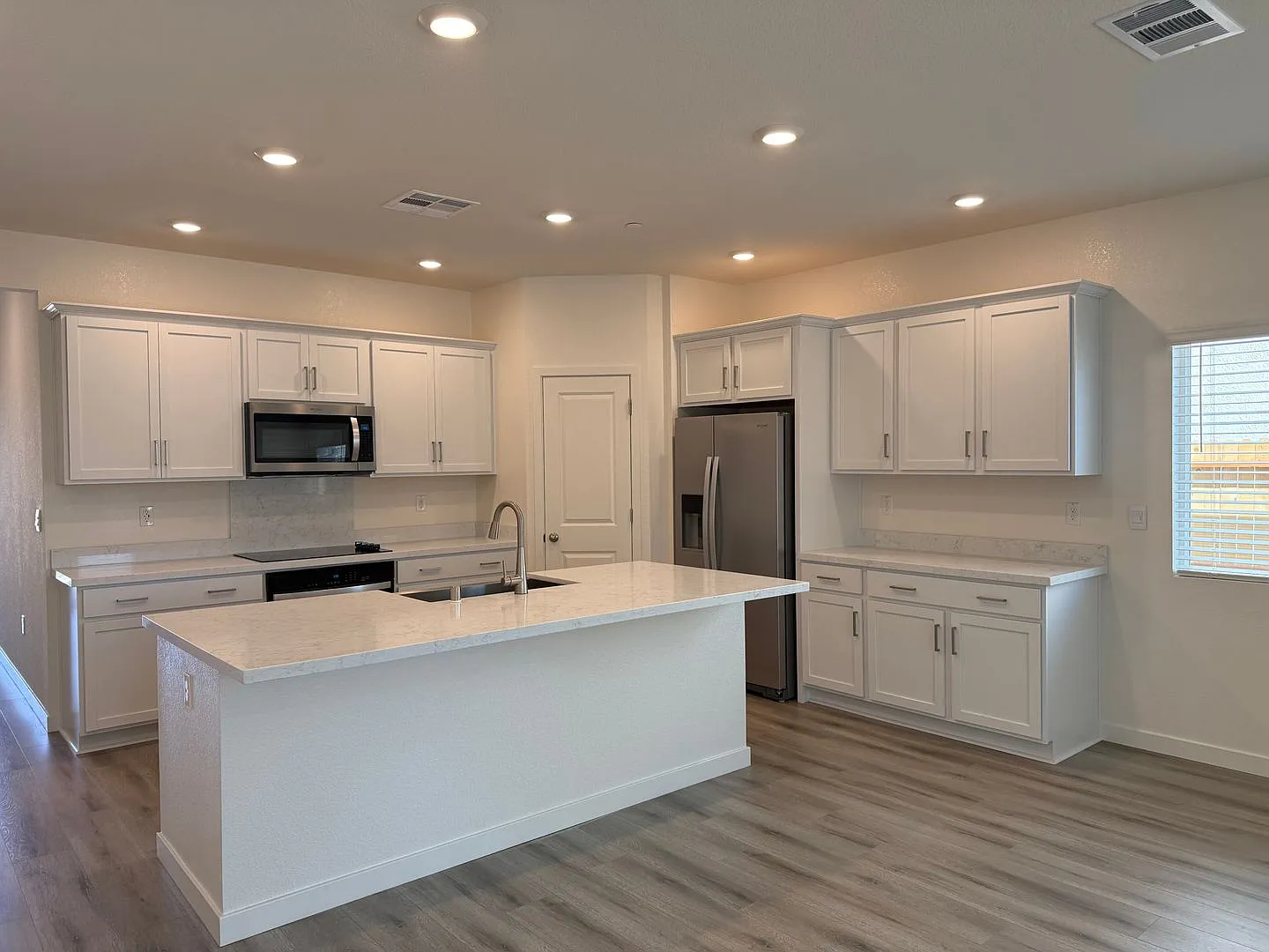 Beautiful 4 bed 2 bath located in West Roseville! — Photo 2