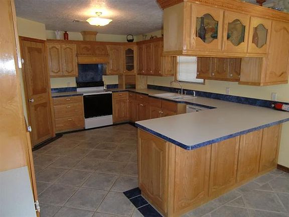 4th image of 576 Charmaine Dr E