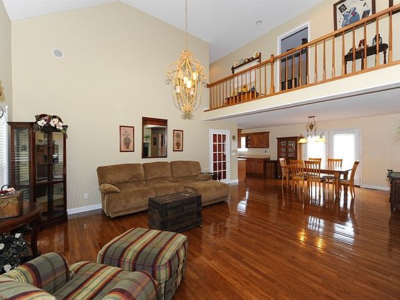 4th image of 121 Henderson Dr