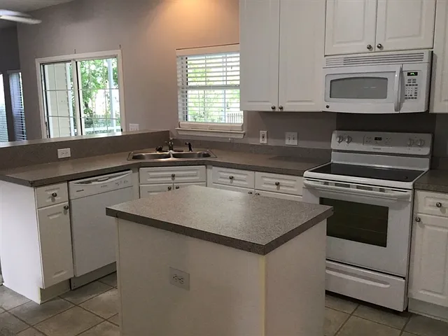 4 bed, 2.5 bath, 2288 sqft, $3,070 — Photo 3