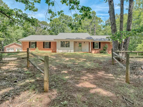 206 Brookledge Dr, Vinton, VA 24179