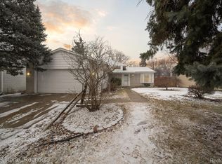 703 Jamestown Rd, Auburn Hills, MI 48326