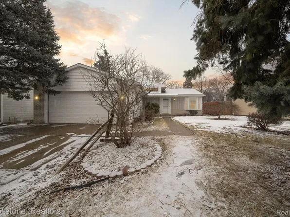 703 Jamestown Rd, Auburn Hills, MI 48326