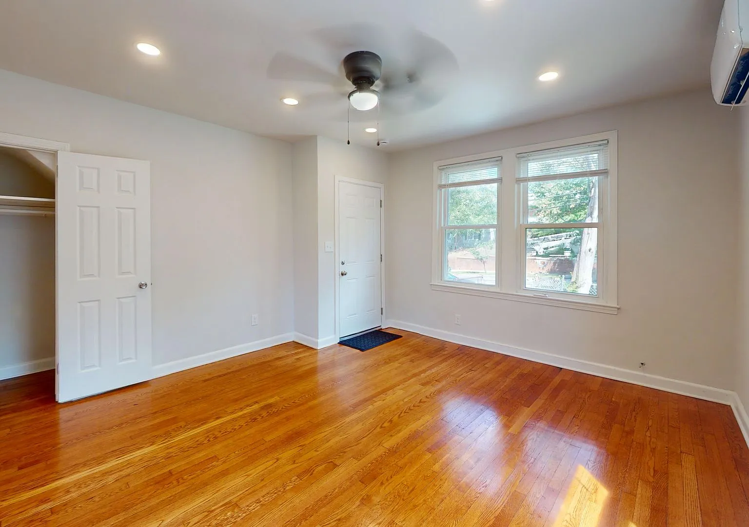 1549 Montana Avenue NE — Photo 2