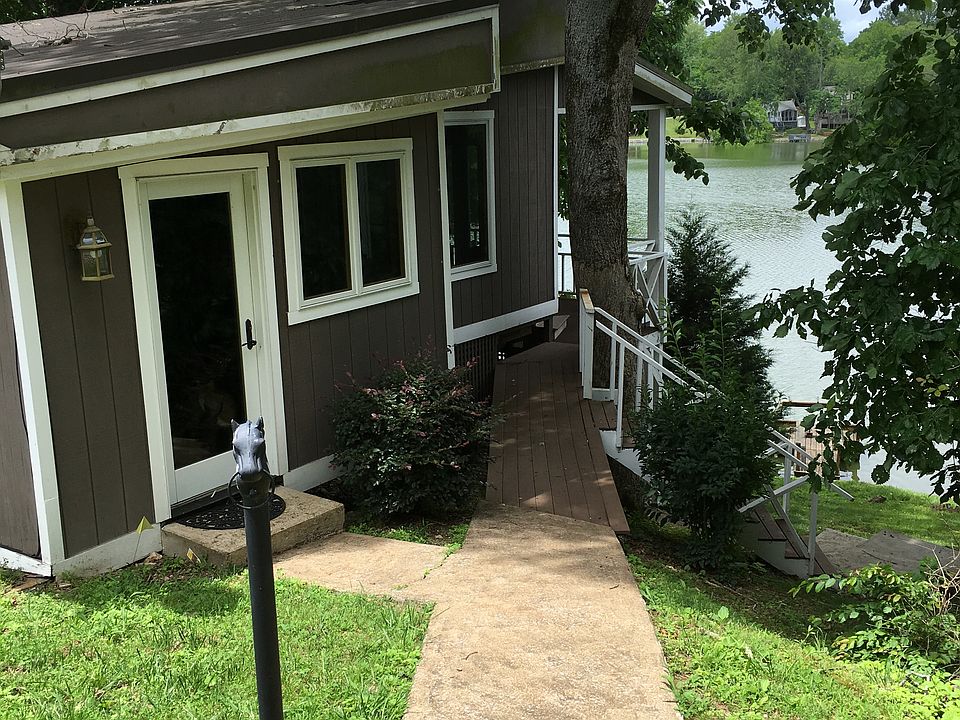 Side walkway and kitchen entry