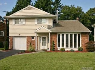 49 Sherrard St, Roslyn Heights, NY 11577