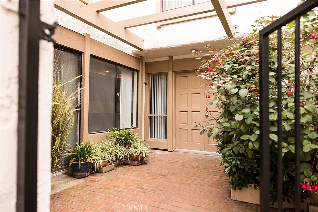 3 bed, 2044 sqft, $5,300 — Photo 3