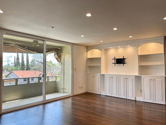4th image of 5215 Balboa Blvd Unit 201