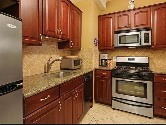 3rd image of 157 E 72nd St APT 1A