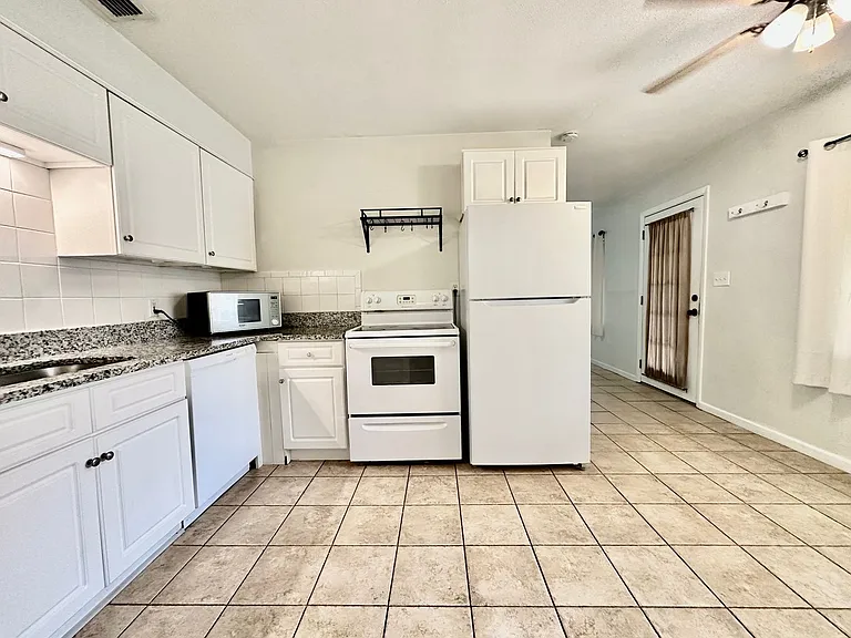 1727 Douglas Ave — Photo 4