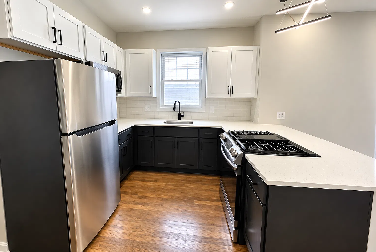 3 bed, 2.0 bath, 800 sqft, $2,400 — Photo 3