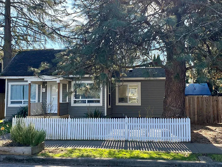748 SE Miller St — Photo 9
