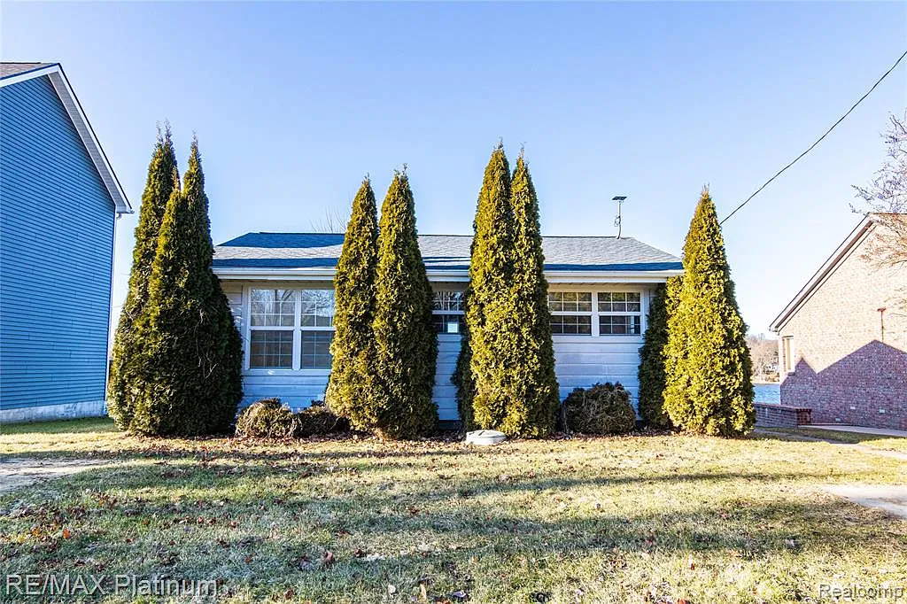 1395 Maxfield Rd photo 1