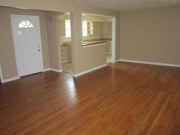 3rd image of 841 Maple Dr