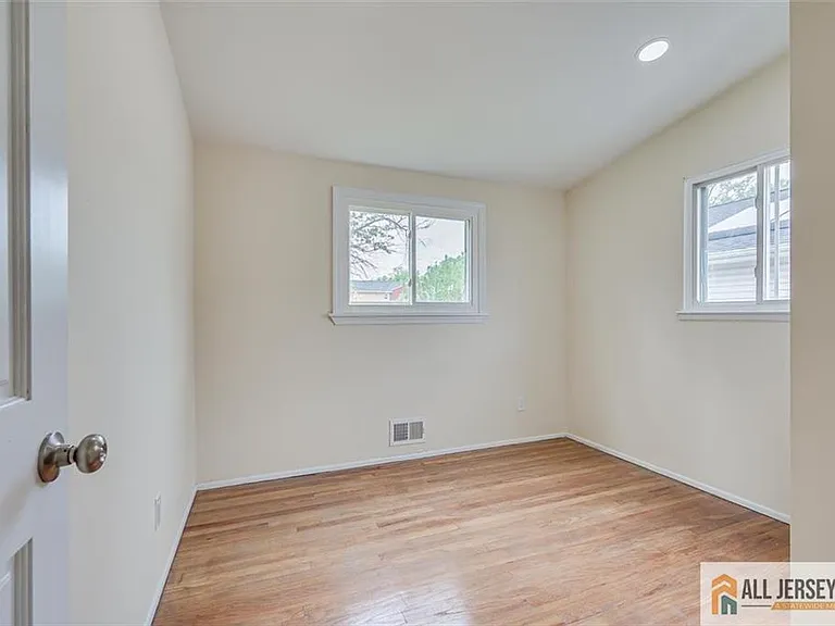 42 Hyde Ave — Photo 25