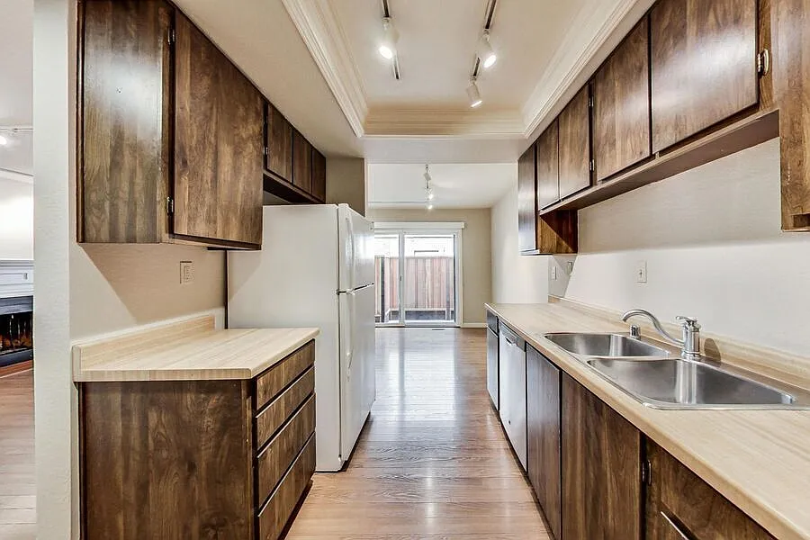3 Bed 2.5 Bath townhome with Warm Springs Schools! — Photo 2
