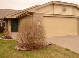 9116 Round Hill Dr, Lincoln, NE 68526