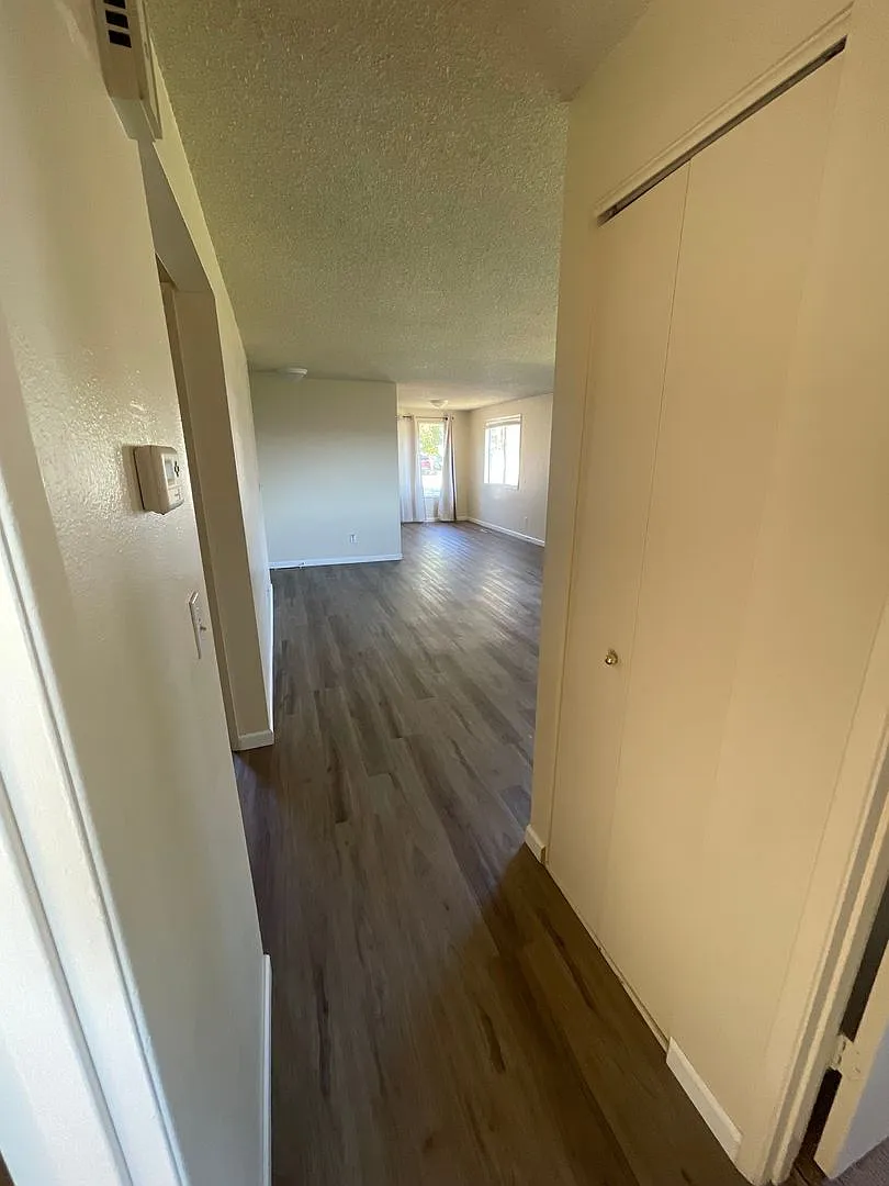 Convieniently located pet friendly 2 bedroom duplex with fresh updates! — Photo 4