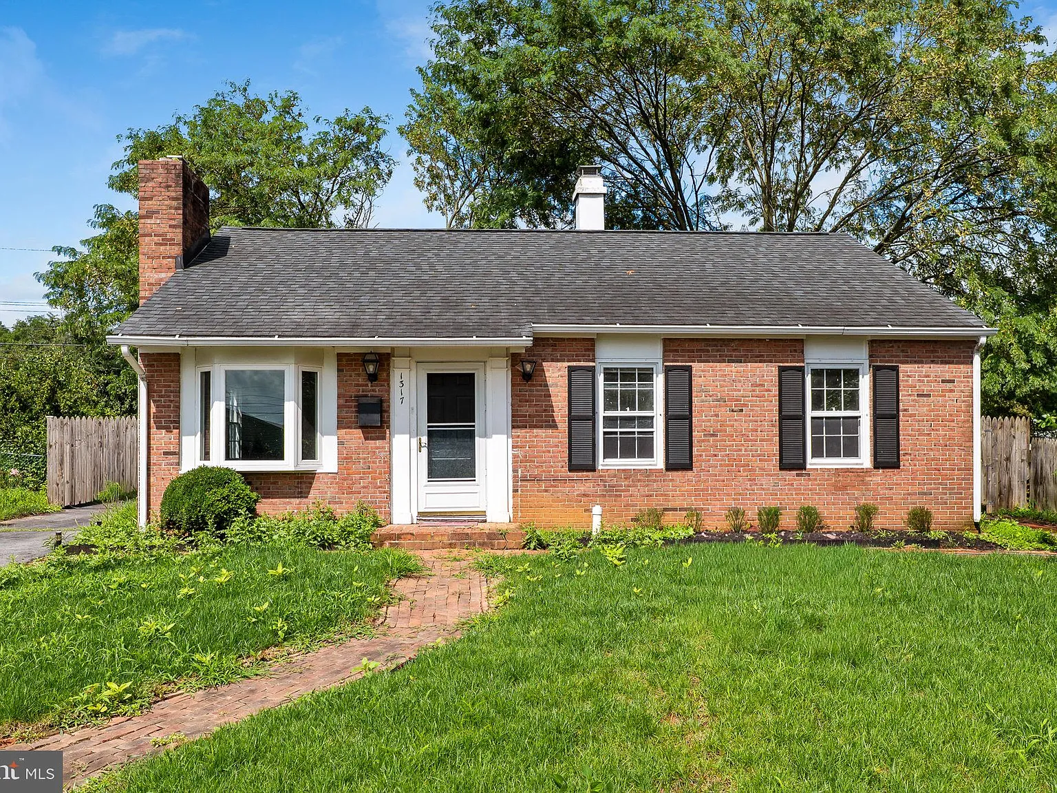 3 bed, 1.0 bath, 1073 sqft, $2,300 — Photo 1