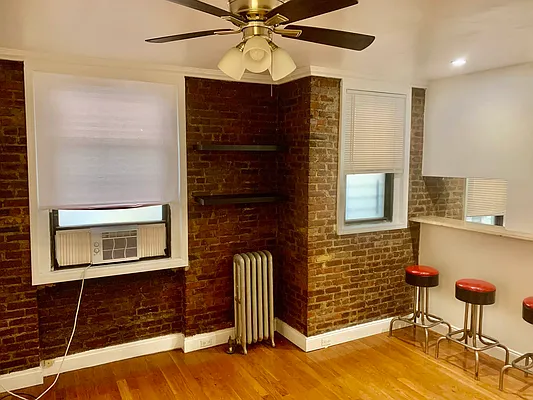 Rented by Halvatzis Realty | media 20