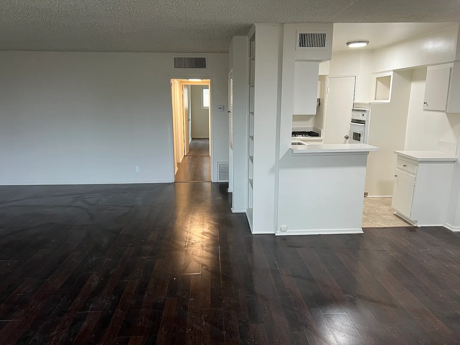 202 N Clark Dr — Photo 4