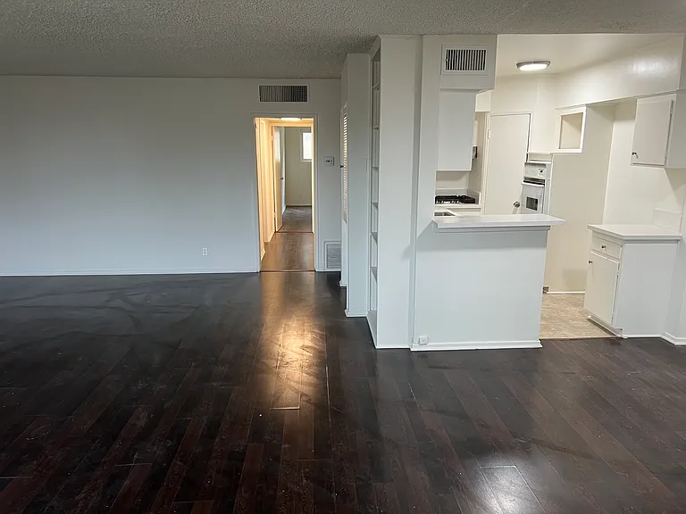 202 N Clark Dr #202 — Photo 4